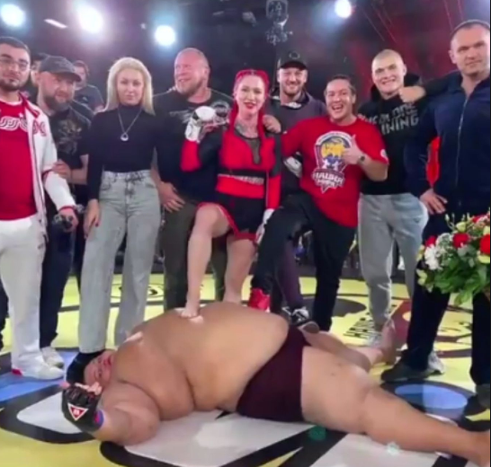 Luptă în cuşcă între o femeie de 63 de kilograme şi un bărbat de 240. Cine a câștigat