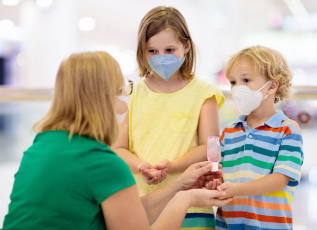 Părinții vaccinați care stau acasă cu copiii de peste 7 ani, infectați cu COVID, nu primesc concediu plătit. Cum se explică situația