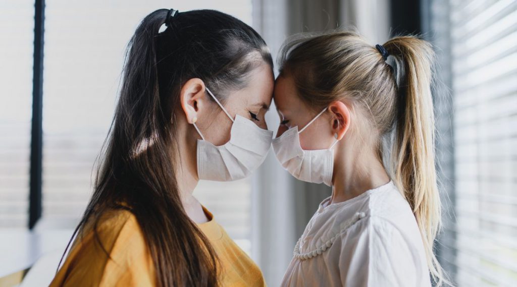 Dacă sunteți părinți, merită să citiți ce spun medicii să faceți în situația în care copilul se îmbolnăvește de COVID