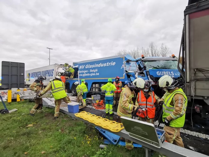 Șofer român de TIR cu picioarele strivite, soția lui, care e însărcinată, are nevoie de ajutor ca să plece în Belgia, să fie lângă el