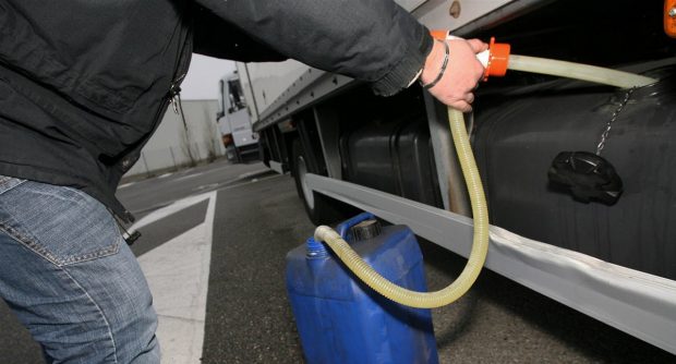 Doi șoferi români de TIR au făcut pană când fugeau cu motorina furată de la un bulgar, în Franța. Arestați când schimbau roata
