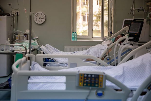 Un bărbat de 85 de ani cu probleme medicale a învins COVID-19, dar a fost ucis de nosocomiale