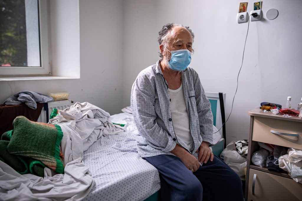 Oamenii din pavilionul COVID al Spitalului Marius Nasta. „Și fă-i tineri cum au fost, fă-i mai tineri decât noi”