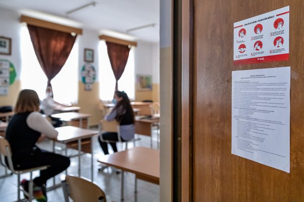 Orarul școlar din 8 februarie. Când încep orele și cum se iau pauzele