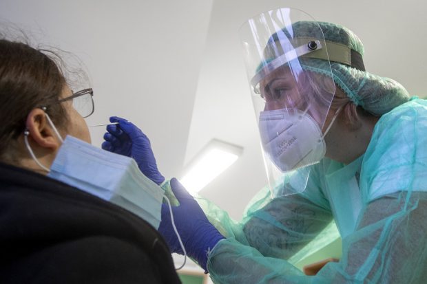Persoanele care cer să fie testate la domiciliu, în Buzău, așteaptă chiar și 5 zile pentru un echipaj de la Ambulanță