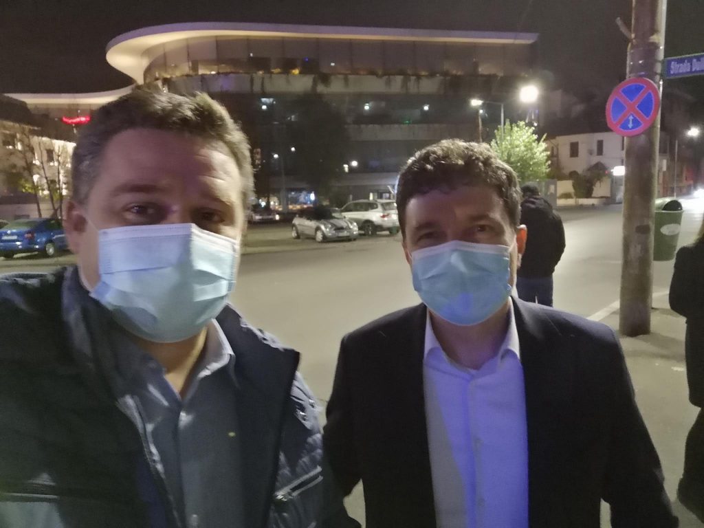 La cinci ore după ce Iohannis și Orban cereau restricții pe timp de noapte, liberalii din teritoriu ieșeau la afișe și la fotografii
