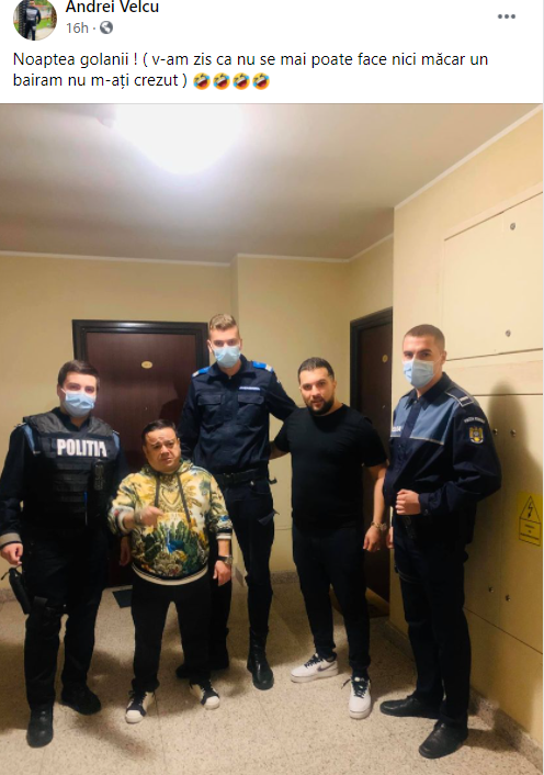 Polițiști cercetați după ce s-au fotografiat cu cei doi maneliști pe care i-au amendat