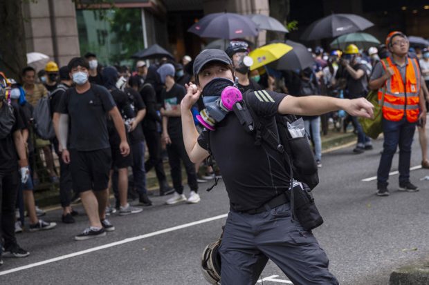 Un bărbat din Hong Kong, condamnat la aproape doi ani de închisoare pentru că a aruncat cu ouă în poliție, în timpul unui protest