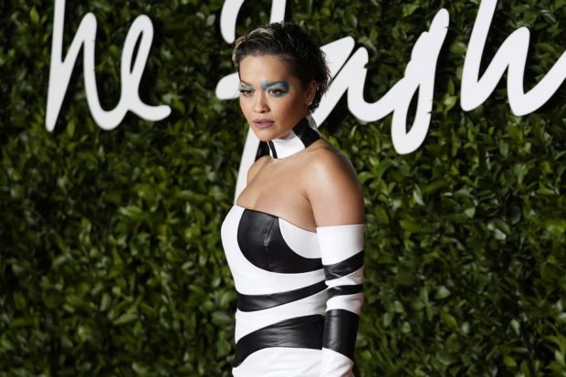 Cântăreața Rita Ora a încălcat carantina că să dea petrecere de ziua ei și va plăti o amendă grasă