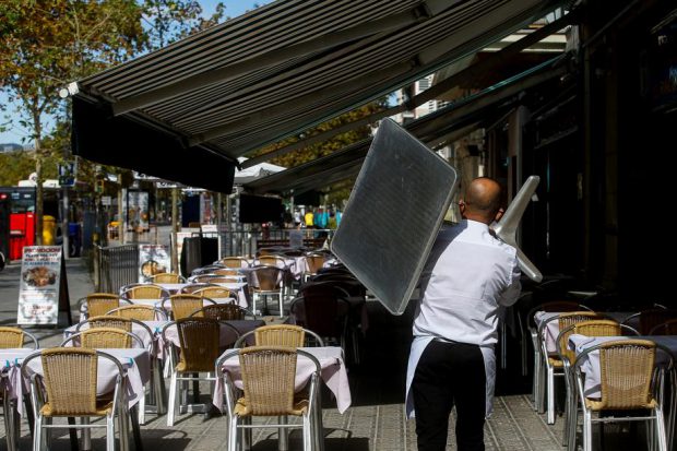 „Ni s-a spus că nu suntem un domeniu esențial”. Angajații BNR sau Avocatul Poporului se vaccinează înaintea personalului din restaurante și hoteluri