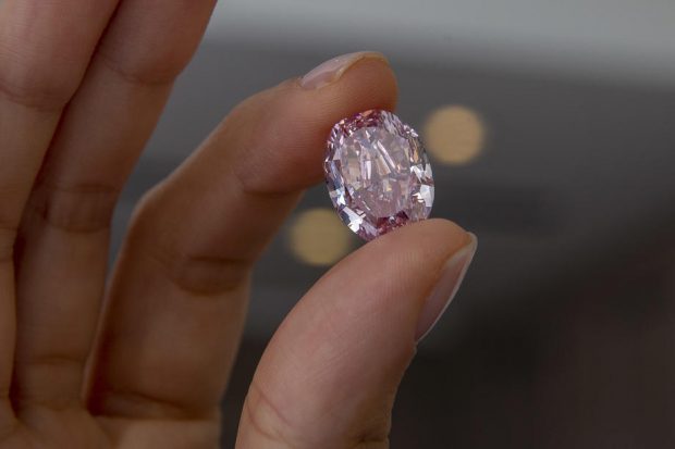 O pensionară din Marea Britanie a vrut să arunce la gunoi un diamant de 2,4 milioane de euro, crezând că e fals