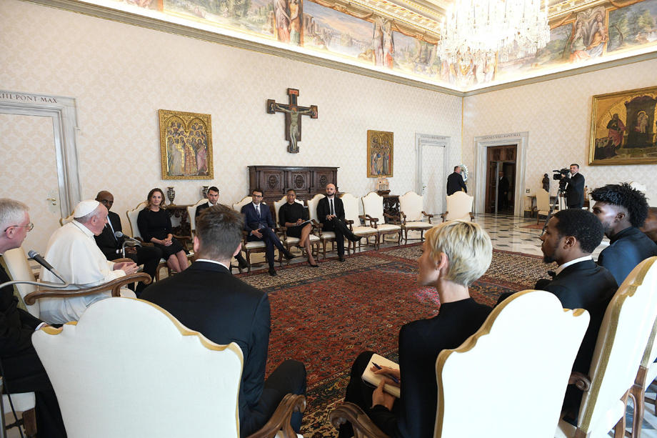 Întâlnire fără mască la Vatican între Papa și baschetbaliști din NBA, implicaţi în lupta împotriva rasismului