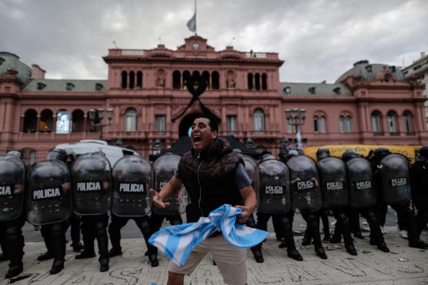 Funeraliile lui Diego Maradona, marcate de incidente. Polițiștii au tras cu gloanțe de cauciuc, iar accesul la catafalc a fost suspendat