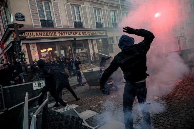 Articolul de lege din Franța care interzice difuzarea de imagini cu polițiști, rescris după protestele din weekend