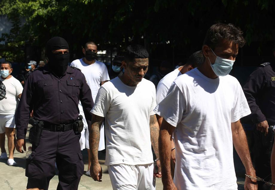 Sute de infractori, puși să defileze prin fața camerelor. Încercarea statului El Salvador de a reduce rata criminalității, una dintre cele mai ridicate din lume