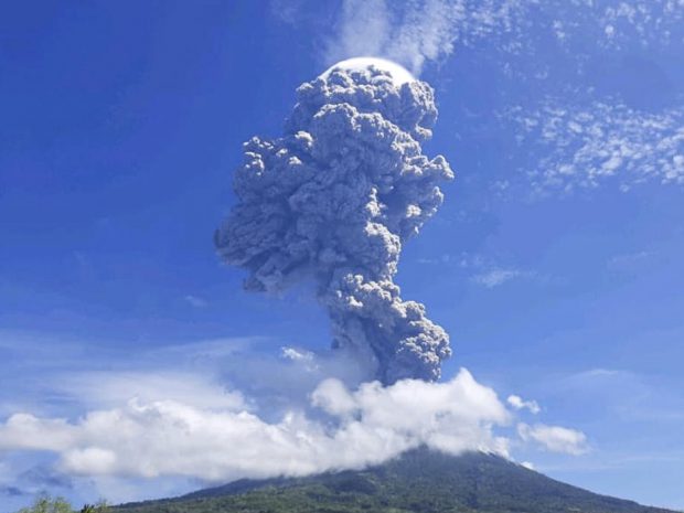 VIDEO | Imagini spectaculoase cu erupția unui vulcan din Indonezia. Mii de oameni, evacuați