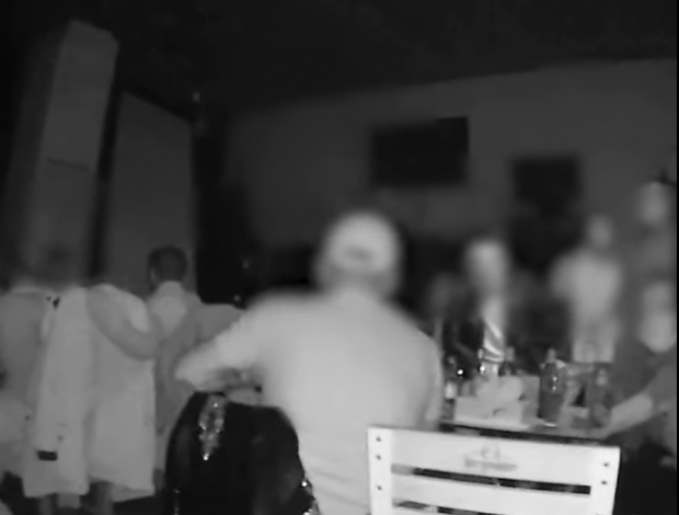 VIDEO | Petrecere cu zeci de persoane în Vâlcea. Patronul și invitații s-au baricadat în local când au venit jandarmii