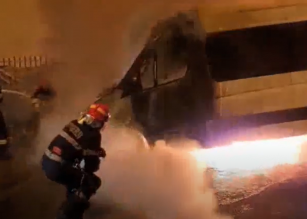 VIDEO  | Microbuz mistuit de flăcări. Șoferul trebuia să ia mai mulți muncitori de la o fabrică din Pitești