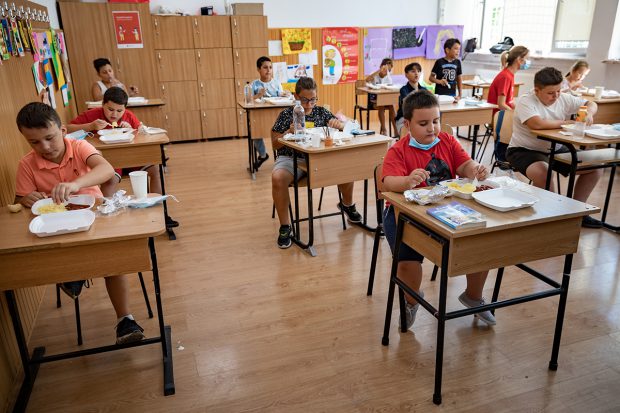 Cum vor fi plătiți profesorii pentru orele remediale. Ministrul Educației: „Finanțarea se va face printr-un sistem similar cu acordarea burselor pentru studenți”