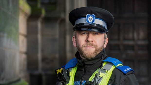 Agentul cu 2.000 de fețe! Recordul unui polițist britanic, care a reținut mii de suspecți amintindu-și chipurile lor, după ce le-a văzut o singură dată