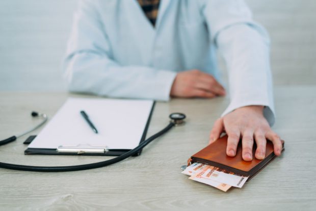 Asistent medical din Bihor, reţinut pentru trafic de influenţă. Acuzat că a luat mită aproape 30.000 de euro de la șapte persoane cărora le-a promis ajutor la angajare