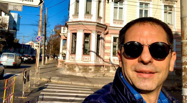 Pe ce produs a ajuns fața lui Dan Negru în Republica Moldova. „Nu m-a întrebat nimeni. Minciuna e în etichetă”