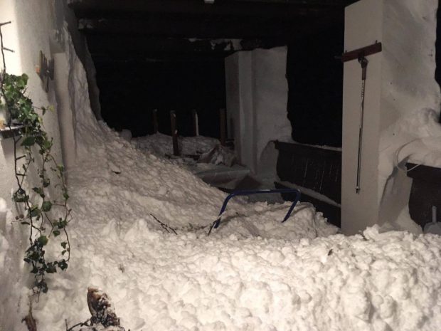 Sat din Alpii Austrieci, înghițit de o avalanșă. Zăpada a intrat în case. Miracol: nimeni nu a fost rănit