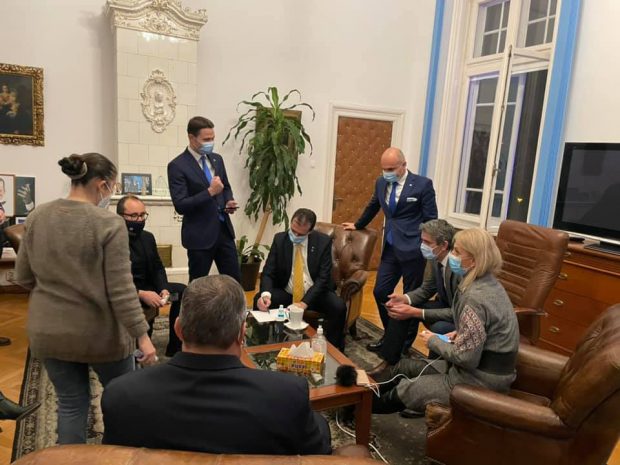 Imagini din „culisele” sediului PNL. Ce făceau liberalii cu câteva minute înainte de afișarea exit-poll-ului