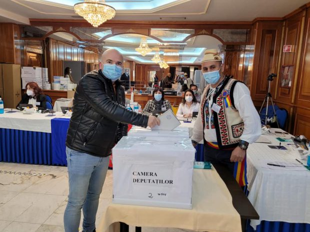 Vot pe versuri de colind în Spania. Membrii secției de votare din Gijon cheamă diaspora la alegeri cu „Leru-i ler”