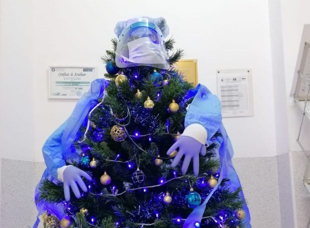 Brad decorat ca un medic echipat de pandemie la un spital din Sibiu cu pacienţi COVID-19
