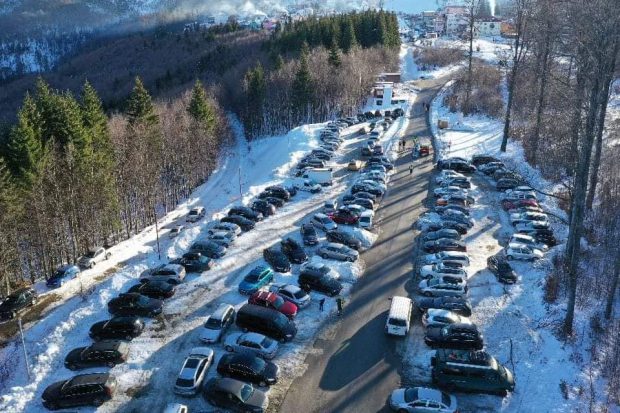 Peste 5.000 de turisți, în staţiunea Straja, în weekend. Primarul a postat imagini cu aglomerația din parcări și de la instalații