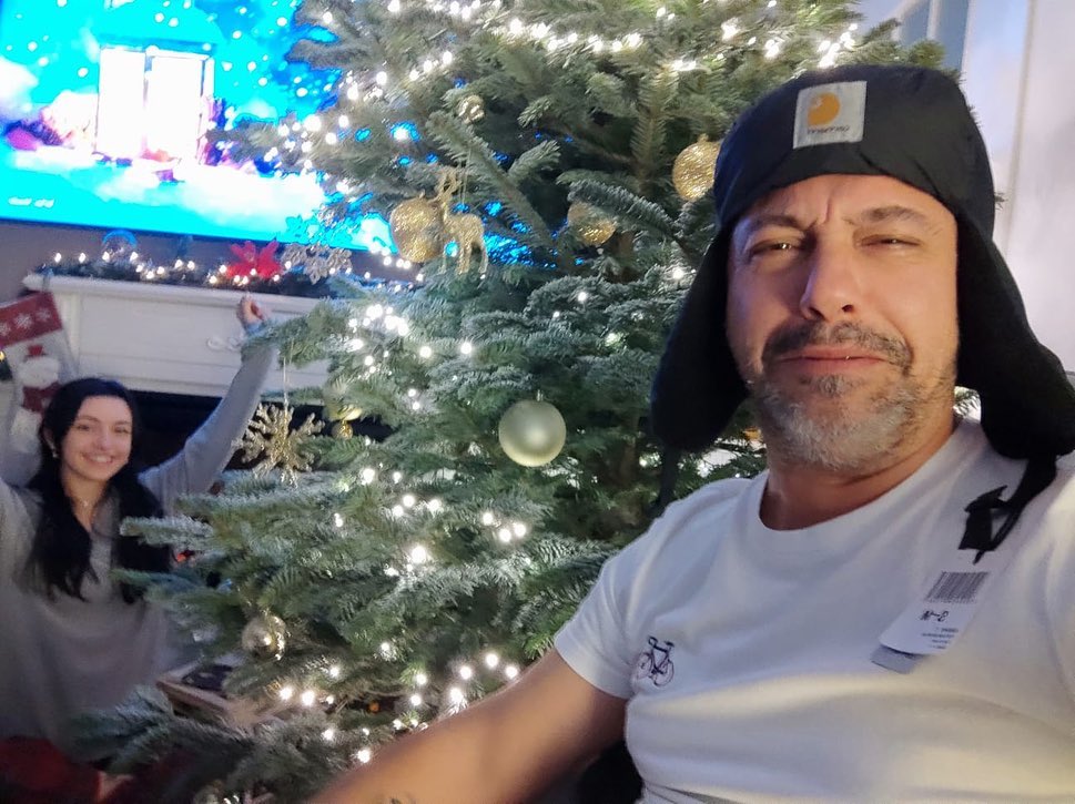 Fotografia-surpriză cu chef Sorin Bontea care a impresionat pe toată lumea: zeci de mii de reacții. „Ce zâmbet frumos, de copil”. Cine mai apare în imagine