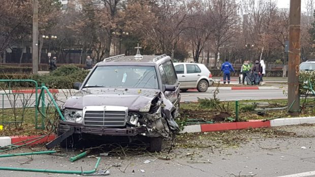 Dric implicat într-un accident, în Ploiești. Coșciugul din mașină mortuară era gol