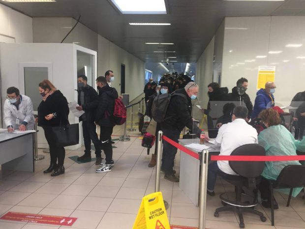 VIDEO | Aeroportul Otopeni, plin cu românii care au prins ultimele curse dinspre Marea Britanie, înainte de suspendarea zborurilor