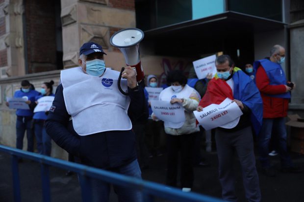 Protest în fața Ministerului Muncii, după anunțul guvernului că salariul minim va crește cu 40 de lei