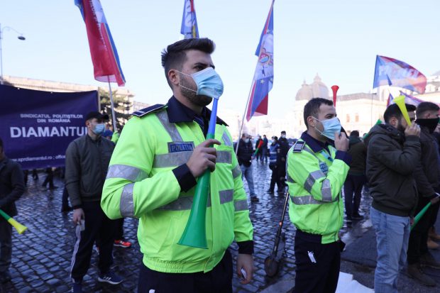 Sindicatele din apărare, ordine publică și grefierii protestează față de înghețarea salariilor. Poliţiştii ameninţă că ar putea interveni doar la apelurile 112