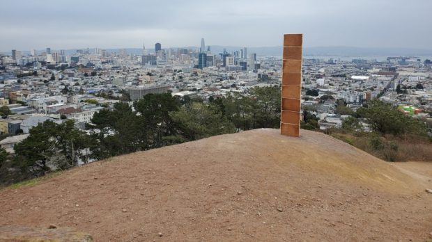 VIDEO  |  Surpriză de Crăciun. Un monolit făcut din turtă dulce, descoperit în San Francisco