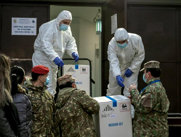 VIDEO | Traseul vaccinului anti-COVID din laborator până în brațul pacientului. Cum sunt asigurate temperaturile extreme pe tot parcursul drumului