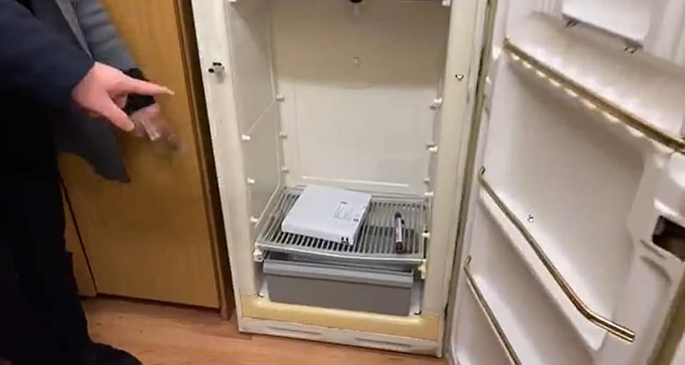 Vaccinurile anti-Covid, transportate la un spital din Bulgaria cu o dubă de cârnăciori și depozitate într-un frigider vechi de 30 de ani