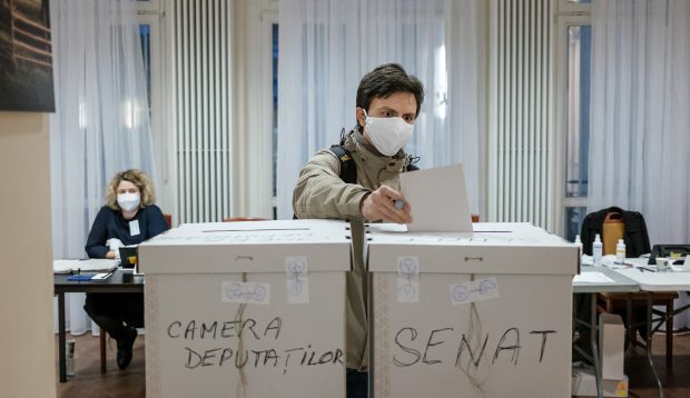 Reportaj la o secție de vot din Germania. Românii vin la urne cu gândul la familiile lor de acasă: „Să le meargă mai bine”