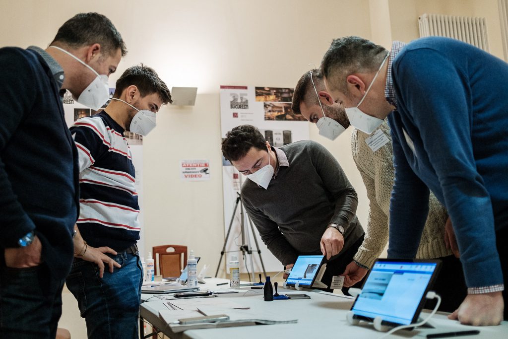 Tinerii români care s-au implicat în organizarea alegerilor la Berlin: „Nouă ne merge bine aici; nu putem să-i lăsăm pe cei de acasă de izbeliște”