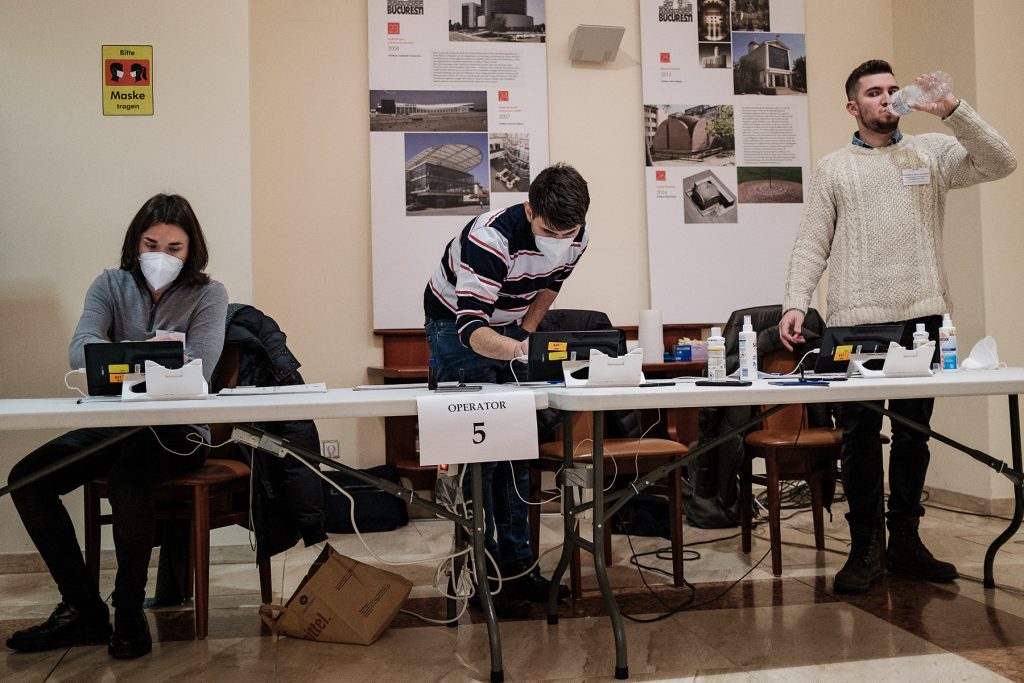Tinerii români care s-au implicat în organizarea alegerilor la Berlin: „Nouă ne merge bine aici; nu putem să-i lăsăm pe cei de acasă de izbeliște”