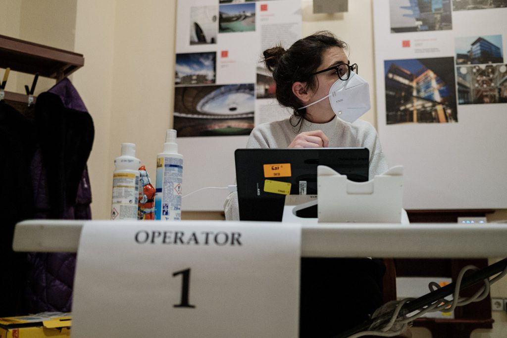 Tinerii români care s-au implicat în organizarea alegerilor la Berlin: „Nouă ne merge bine aici; nu putem să-i lăsăm pe cei de acasă de izbeliște”