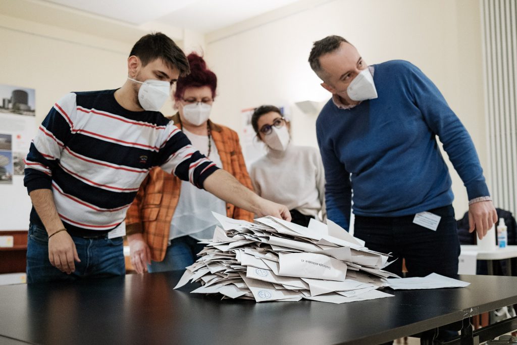 Tinerii români care s-au implicat în organizarea alegerilor la Berlin: „Nouă ne merge bine aici; nu putem să-i lăsăm pe cei de acasă de izbeliște”