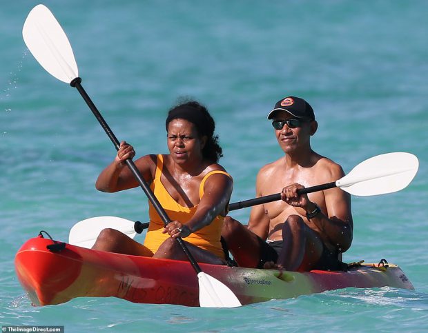 Soții Obama, distracție pe caiac, în Hawaii, fără măști și fără griji. Fosta Primă Doamnă stabilește ritmul