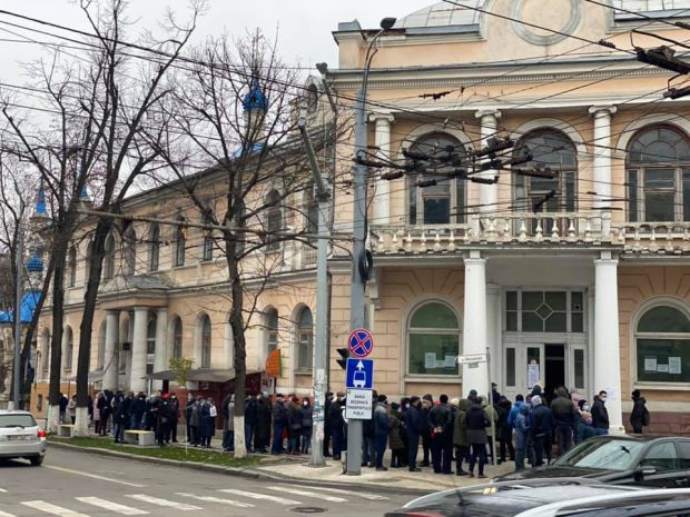 VIDEO  | Alegeri parlamentare 2020. Cozi la secțiile de votare din Chișinău