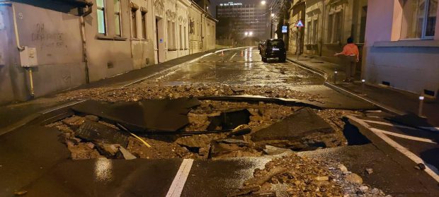 VIDEO  |  Străzi și case inundate în Cluj, după ce o țeavă s-a spart. Un crater uriaș a apărut în mijlocul asfaltului