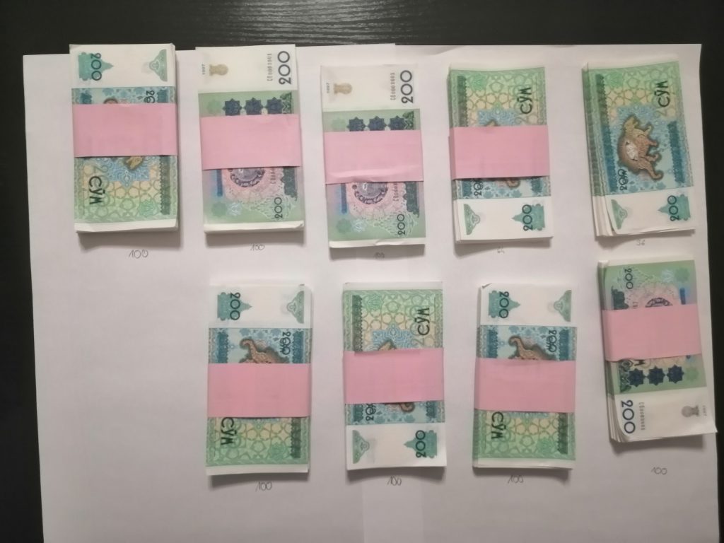 O româncă a schimbat 200 de bancnote din Uzbekistan, adică un euro, cu 200.000 de euro, într-o înșelătorie imobiliară, la Budapesta