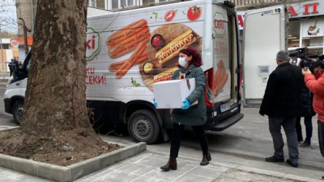 Vaccinurile anti-Covid, transportate la un spital din Bulgaria cu o dubă de cârnăciori și depozitate într-un frigider vechi de 30 de ani