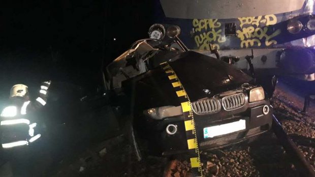 O tânără din Arad a murit în seara de Ajun, după ce mașina pe care o conducea a fost spulberată de tren. Medicii au încercat să o resusciteze timp de 45 de minute